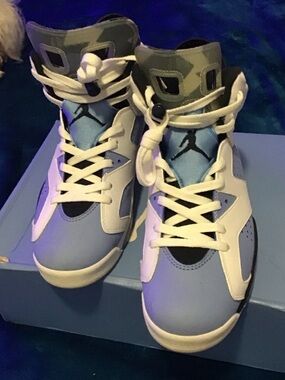 Mens 9.5 Light Blue and White High-Top Sneakers